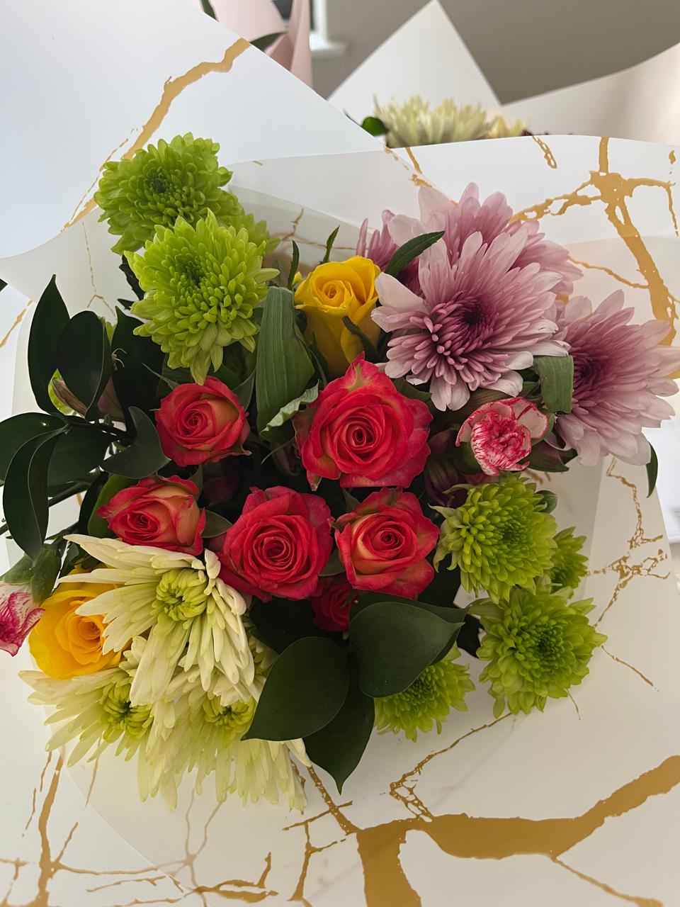 Bouquet made to order with red roses and bright flowers